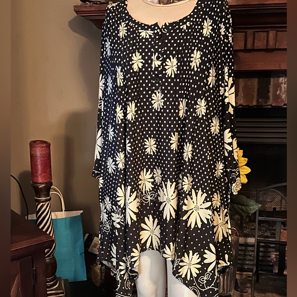 Cute top looks great with leggings.